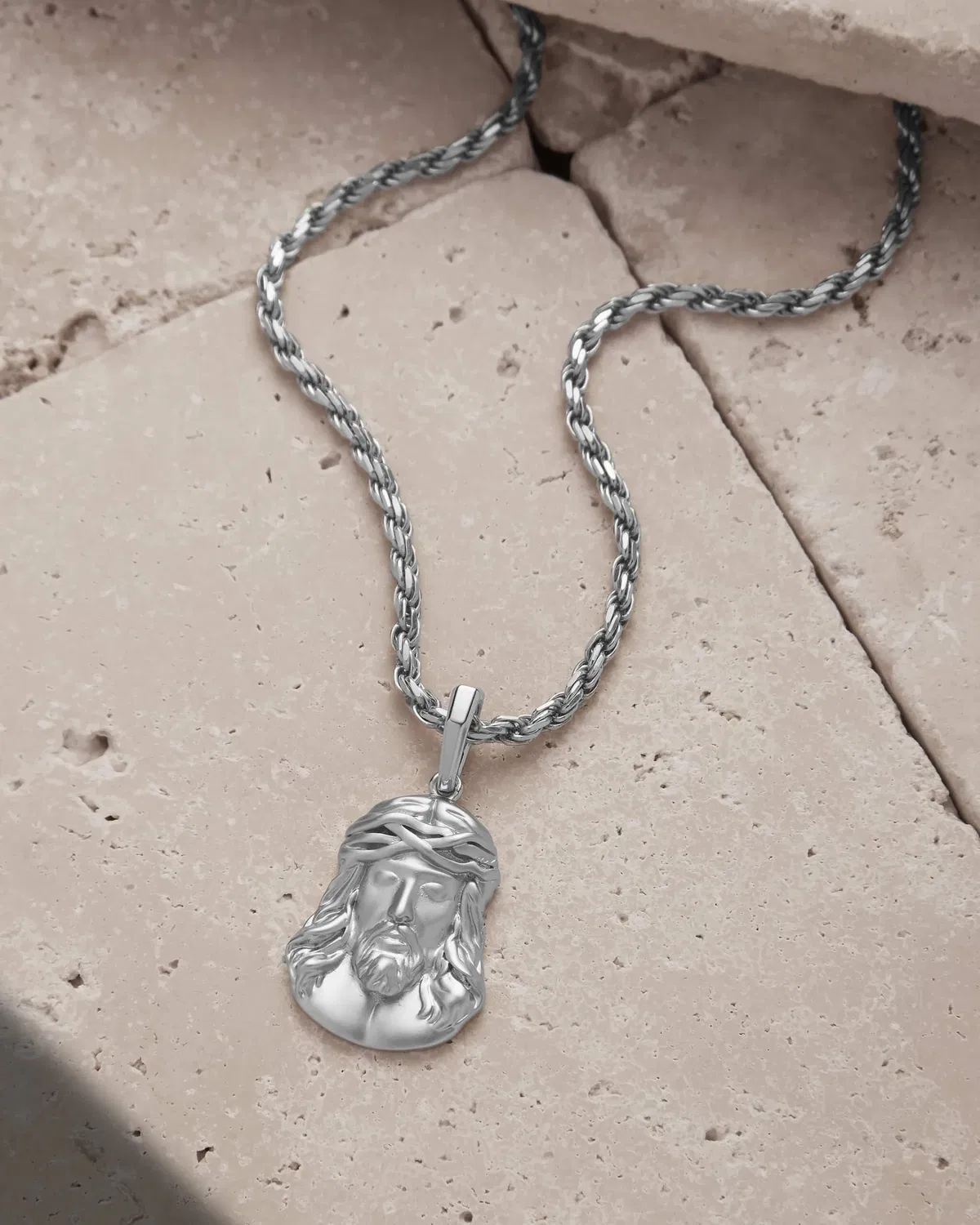 Collier ras du cou en perles baroques européennes plaqué or 18 carats, chaîne épaisse superposée, pièce de monnaie de la reine, pendentif en croix