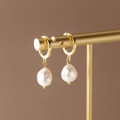 Boucles d'oreilles pendantes Huggie en argent sterling 925 avec perles d'eau douce baroques